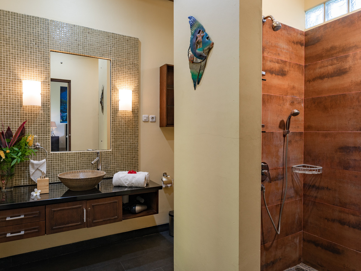 Modern bathroom with walk-in shower in Bungalow Ikan at Alamanda