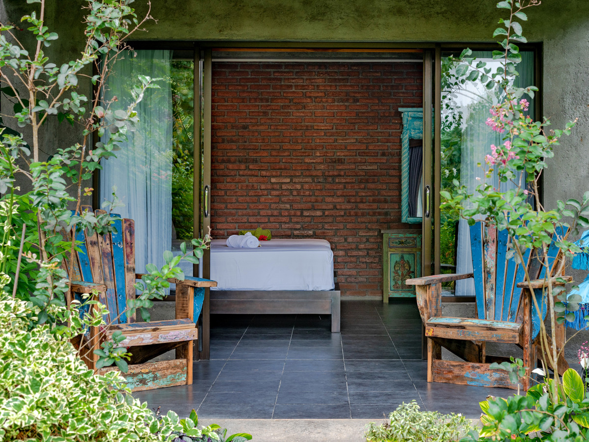 Poolside Jungle Room Raksha at Alamanda with twin beds and a private terrace